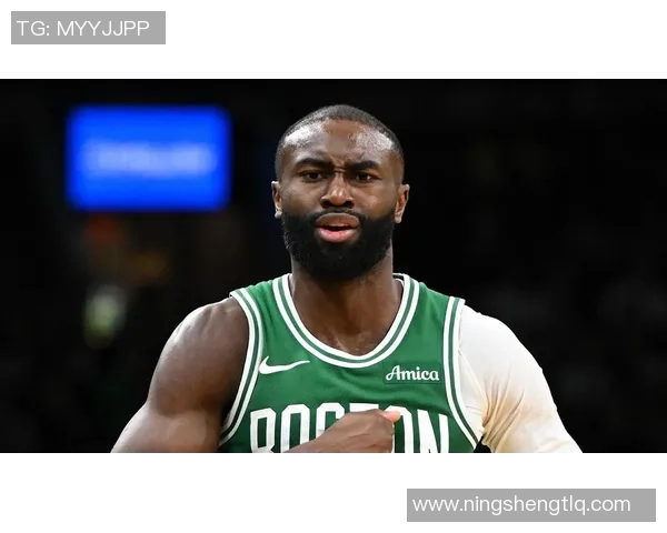 杰伦布朗如何在NBA赛场上展现领导力与全能技巧的完美结合