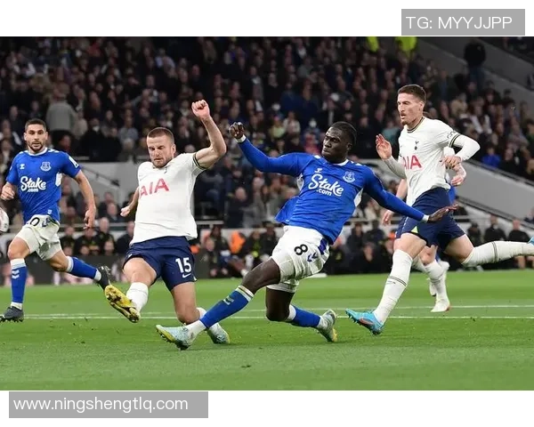 热刺与埃弗顿激战正酣乌龙球成比赛转折点引发热议