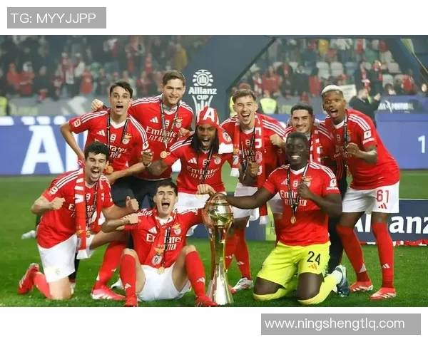 费内巴切与本菲卡的欧战对决解析与历史交锋回顾