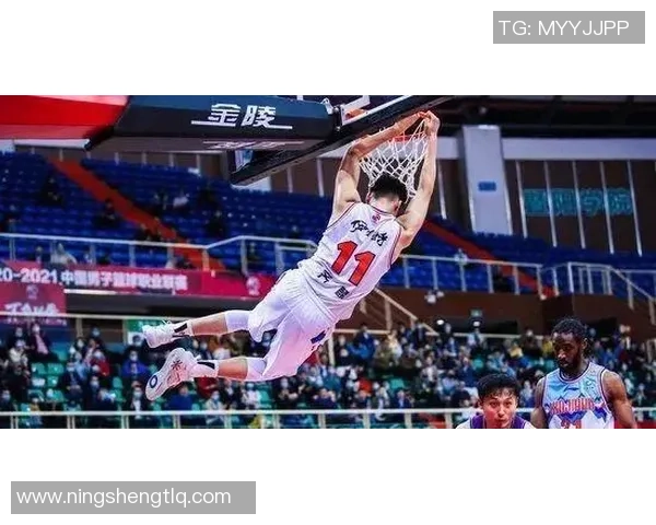 齐麟：从篮球新星到职业生涯的璀璨之路，探索他的成长与挑战